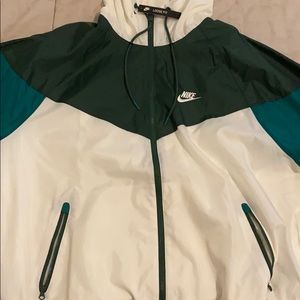 Nike Men’s Sportswear Hooded Windrunner Jacket :)